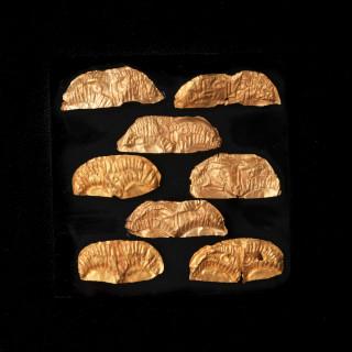 Eight Greek gold appliques, ca. 400 BCE – kavel bij Veilinggebouw De Zwaan, Amsterdam