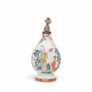 China, a small famille rose bottle vase with silver stopper, 18th century – kavel bij Veilinggebouw De Zwaan, Amsterdam