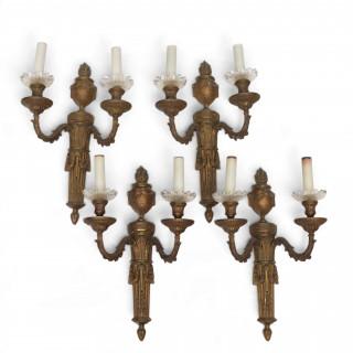 Frankrijk, set van vier verguld bronzen tweelichts wandlusters, Louis XVI stijl, 19e eeuw – kavel bij Veilinggebouw De Zwaan, Amsterdam
