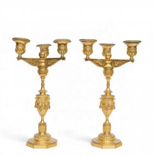 Frankrijk, paar verguld bronzen drielichts kandelaars, Louis XVI, 18e eeuw – kavel bij Veilinggebouw De Zwaan, Amsterdam