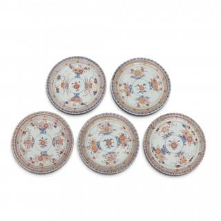 China, a set of five Imari porcelain plates, Kangxi period (1662-1722) – kavel bij Veilinggebouw De Zwaan, Amsterdam