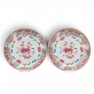 China, a pair of famille rose porcelain plates, Qianlong period (1736-1795) – kavel bij Veilinggebouw De Zwaan, Amsterdam