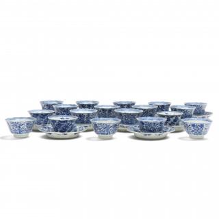 China, a collection of blue and white porcelain cups and saucers, Kangxi period (1662-1722) – kavel bij Veilinggebouw De Zwaan, Amsterdam
