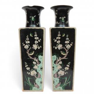 China, a pair of square-sectioned famille noire porcelain vases, 19th century – kavel bij Veilinggebouw De Zwaan, Amsterdam