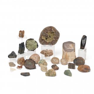 Diverse mineralen, ondermeer agaat, carborundum, obsidiaan en versteend hout – kavel bij Veilinggebouw De Zwaan, Amsterdam