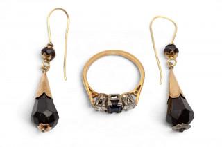 A sapphire and diamond three stone ring and a pair of earrings – kavel bij Veilinggebouw De Zwaan, Amsterdam