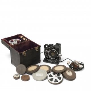 A Film projector and seven film in metal boxes. Family films about the time in Merauke, 1930-1933 and Bali, 1933 – kavel bij Veilinggebouw De Zwaan, Amsterdam