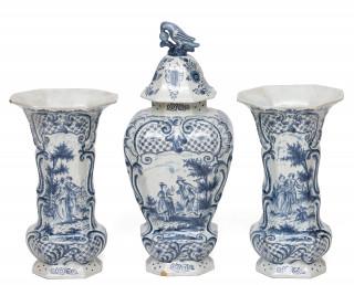 Delft, een groot blauwwit aardewerken driedelig kaststel, 18e eeuw – kavel bij Veilinggebouw De Zwaan, Amsterdam