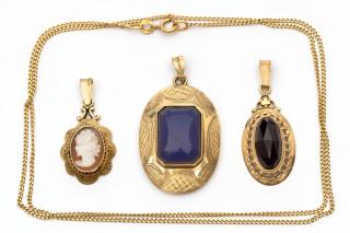 Three gem-set pendants and a necklace – kavel bij Veilinggebouw De Zwaan, Amsterdam