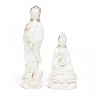 China, twee witgeglazuurde beelden van Guanyin, modern – kavel bij Veilinggebouw De Zwaan, Amsterdam