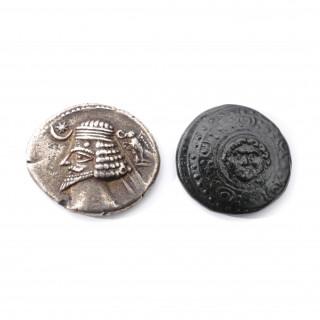 A bronze Greek Gorgioneion head coin, Macedonia, ca. 320 BCE and a silver drachme, Praates IV, 247-224 BCE – kavel bij Veilinggebouw De Zwaan, Amsterdam