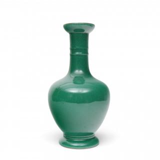 China, an apple-green crackle-glazed bottle-vase, 19th century – kavel bij Veilinggebouw De Zwaan, Amsterdam