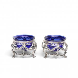 Paar zoutvaten met blauw glazen binnenbakjes, Louis XV, Amsterdam – kavel bij Veilinggebouw De Zwaan, Amsterdam