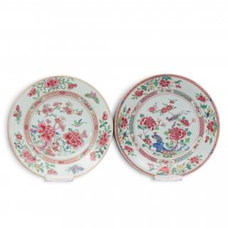 China, two famille rose porcelain plates, Qianlong period (1736-1795) – kavel bij Veilinggebouw De Zwaan, Amsterdam