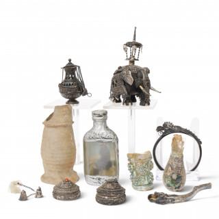 Diverse bodemvondsten en aziatica, doosjes, miniatuur godslamp en armband – kavel bij Veilinggebouw De Zwaan, Amsterdam