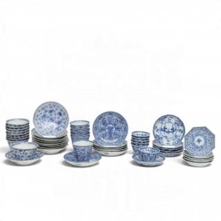 China, a collection of blue and white porcelain cups and saucers, 18th-19th centuries – kavel bij Veilinggebouw De Zwaan, Amsterdam