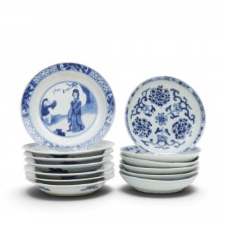 China, two sets of blue and white porcelain saucers, Kangxi period (1662-1722) – kavel bij Veilinggebouw De Zwaan, Amsterdam