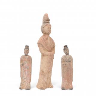 China, a pair of pottery tomb figurines, probably Wei dynasty, and a larger pottery tomb figure, probably Tang dynasty – kavel bij Veilinggebouw De Zwaan, Amsterdam