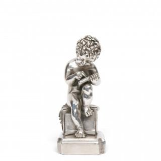 Sculptuur, lezende, zittende putto, naar Italiaans ontwerp van A. Santini – kavel bij Veilinggebouw De Zwaan, Amsterdam