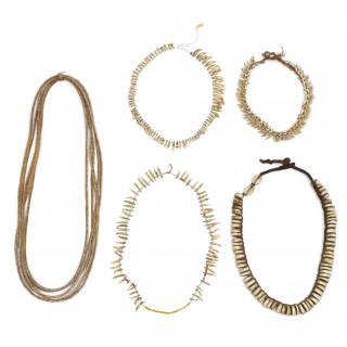 P.N. Guinea, a collection of five various necklaces – kavel bij Veilinggebouw De Zwaan, Amsterdam