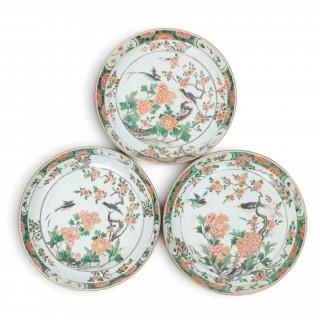 China, a set of three famille verte porcelain plates, Kangxi period (1662-1722) – kavel bij Veilinggebouw De Zwaan, Amsterdam