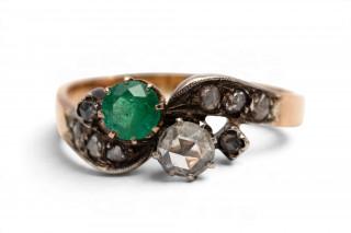 A French early 20th century emerald and diamond toi et moi ring – kavel bij Veilinggebouw De Zwaan, Amsterdam