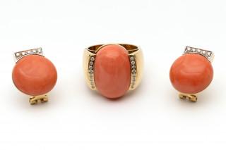 A pair of matching Italian diamond and coral earrings and a ring – kavel bij Veilinggebouw De Zwaan, Amsterdam