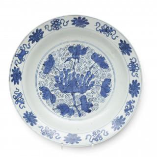 China, a blue and white porcelain 'grapes' charger, Ming dynasty, Jiajing period (1522-1566) – kavel bij Veilinggebouw De Zwaan, Amsterdam