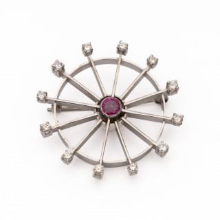 A ruby and diamond brooch – kavel bij Veilinggebouw De Zwaan, Amsterdam