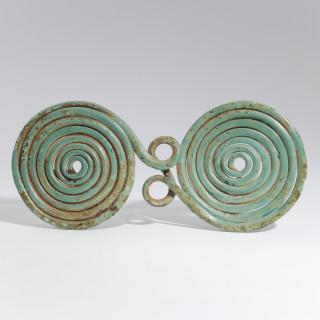 A fine large Greek-Etruscian bronze spiral broche-fibula, ca. 8th - 7th century BCE – kavel bij Veilinggebouw De Zwaan, Amsterdam
