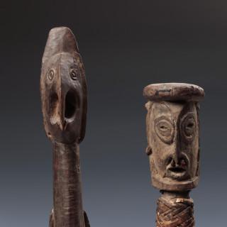 P.N. Guinea, Maprik, a sago leaf holder and an Abelam, wooden sago leaf holder – kavel bij Veilinggebouw De Zwaan, Amsterdam