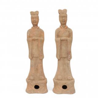 China, a pair of red pottery standing funerary figures, Tang style – kavel bij Veilinggebouw De Zwaan, Amsterdam