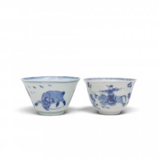 China, two blue and white porcelain cups, Kangxi period (1662-1722) – kavel bij Veilinggebouw De Zwaan, Amsterdam
