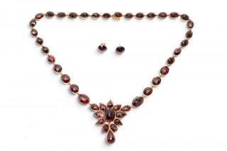 A modern garnet rivière necklace with matching earrings – kavel bij Veilinggebouw De Zwaan, Amsterdam
