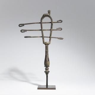 Egypt, Roman Period, a bronze musical instrument, Sistrum, ca. 1st century BCE - 2nd century CE – kavel bij Veilinggebouw De Zwaan, Amsterdam