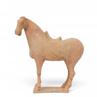 China, a red pottery model of a horse, probably Tang dynasty (618-907) – kavel bij Veilinggebouw De Zwaan, Amsterdam