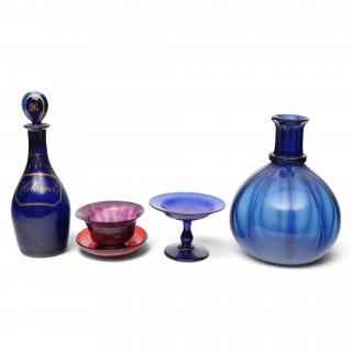 Vijf stuks blauw en rood glas, Empire en Biedermeier, 19e eeuw – kavel bij Veilinggebouw De Zwaan, Amsterdam