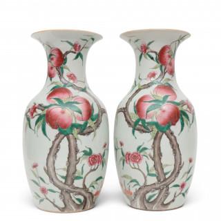 China, a pair of famille rose porcelain 'nine peach' vases, 19th century – kavel bij Veilinggebouw De Zwaan, Amsterdam