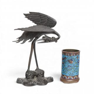 China, een bronzen kraanvogel en een cloisonné penselenhouder, 20e eeuw – kavel bij Veilinggebouw De Zwaan, Amsterdam