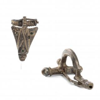 Two Roman silver fibula, 3rd - 5th century CE – kavel bij Veilinggebouw De Zwaan, Amsterdam