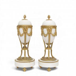 Frankrijk, paar wit marmeren en verguld bronzen cassolettes, Louis XVI stijl, 19e eeuw – kavel bij Veilinggebouw De Zwaan, Amsterdam