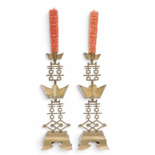 China, a pair of brass candlesticks for marriage ceremony, late Qing dynasty, 20th century – kavel bij Veilinggebouw De Zwaan, Amsterdam