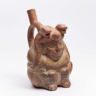 Peru, Moche IV, 500 - 700 CE, a stirrup spout vessel depicting Ai Apaec, the Moche creator of underworld god – kavel bij Veilinggebouw De Zwaan, Amsterdam