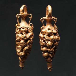 A pair of Greek gold ear ornamants in the shape of a grape-amphora, ca. 400 BCE – kavel bij Veilinggebouw De Zwaan, Amsterdam