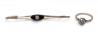 A diamond ring and Art Deco bar brooch – kavel bij Veilinggebouw De Zwaan, Amsterdam