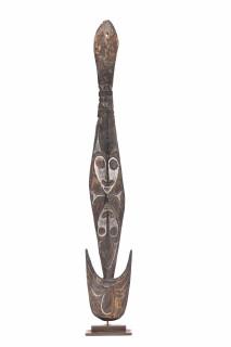 P.N. Guinea, Middle Sepik, Yuat River, a finely carved suspension hook – kavel bij Veilinggebouw De Zwaan, Amsterdam