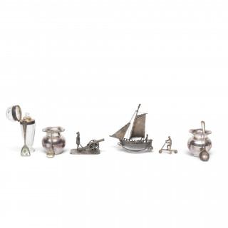 Duitsland, paar miniatuur vaasjes, kristallen parfumflacon, diverse miniaturen en klein zilverwerk – kavel bij Veilinggebouw De Zwaan, Amsterdam