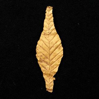 A Greek gold rectangular applique and Roman-Greek, two leaf shaped gold appliques, ca. 400 BCE - 200 CE – kavel bij Veilinggebouw De Zwaan, Amsterdam