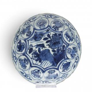 China, a blue and white 'kraak porselein' dish, Wanli period (1573-1619) – kavel bij Veilinggebouw De Zwaan, Amsterdam