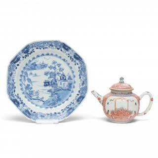 China, a blue and white 'Amsterdam Bont' teapot and cover and a blue and white plate, 18th century – kavel bij Veilinggebouw De Zwaan, Amsterdam